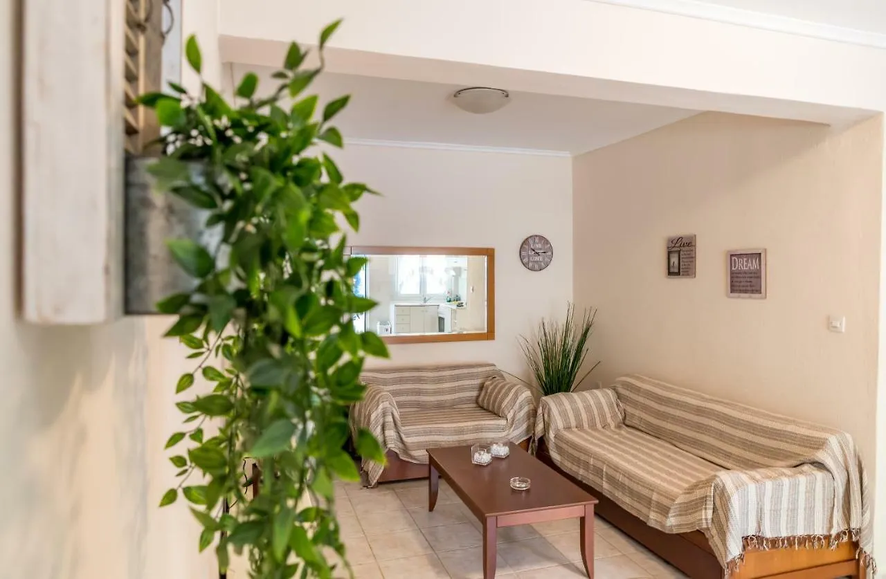 Contatti di Nymfes House